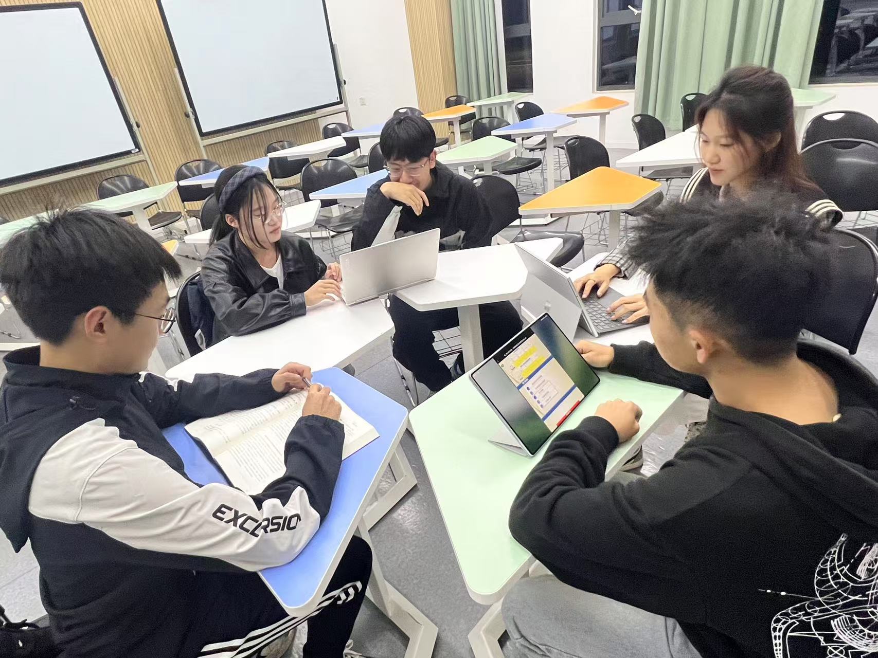 C:/Users/新城区/Desktop/团队.jpg团队