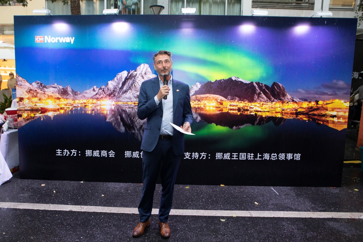 C:UsersAdministratorDesktop20250924DanVitas丹维斯亮相2025上海挪威集市展会，与中国消费者深度互动挪威上海领馆总领事宋韬先生主持开幕仪式.jpg