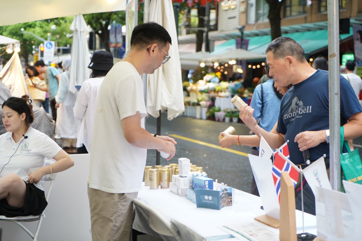 C:UsersAdministratorDesktop20250924DanVitas丹维斯亮相2025上海挪威集市展会，与中国消费者深度互动行人关注丹维斯海豹油.JPG
