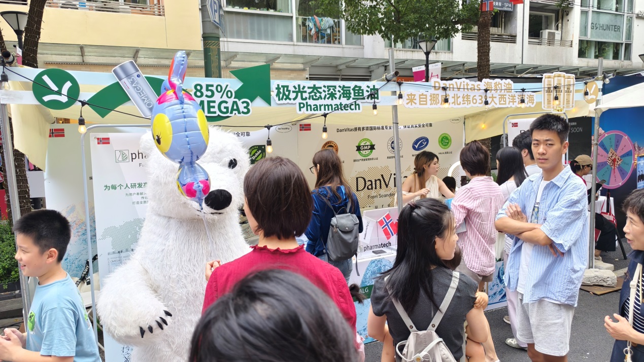 C:UsersAdministratorDesktop20250924DanVitas丹维斯亮相2025上海挪威集市展会，与中国消费者深度互动极光态展位人头攒动.jpg