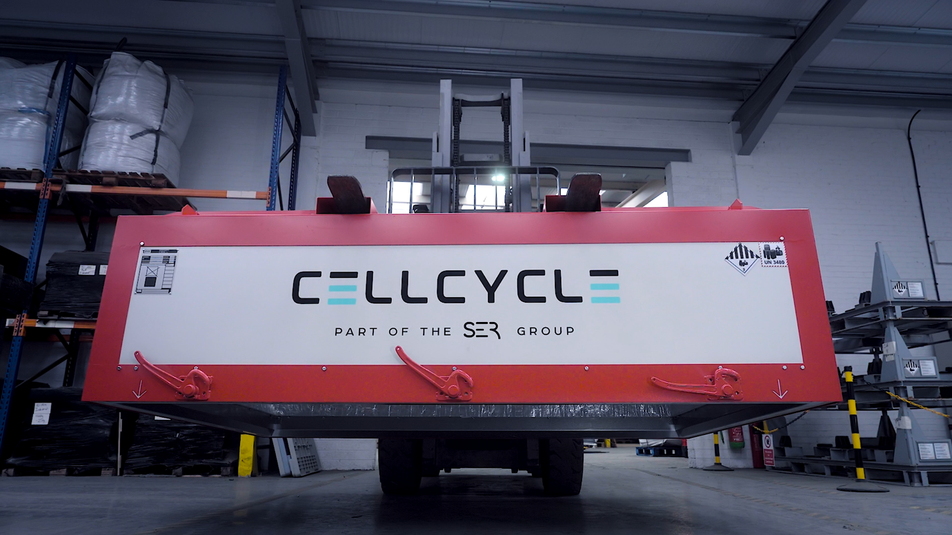 A large container in a warehouse

AI-generated content may be incorrect.