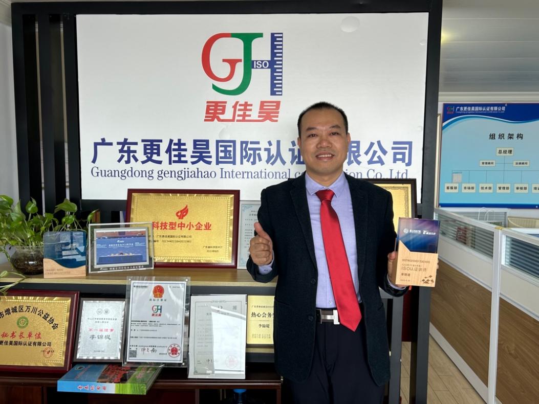 穿着西装笔挺的男子与图片配字

描述已自动生成