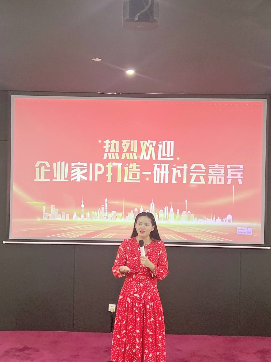 穿着粉色裙子的小孩

描述已自动生成