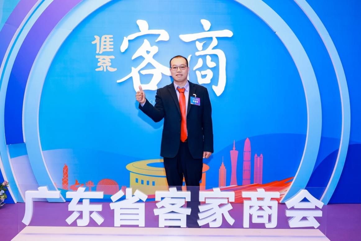 卡通人物

中度可信度描述已自动生成