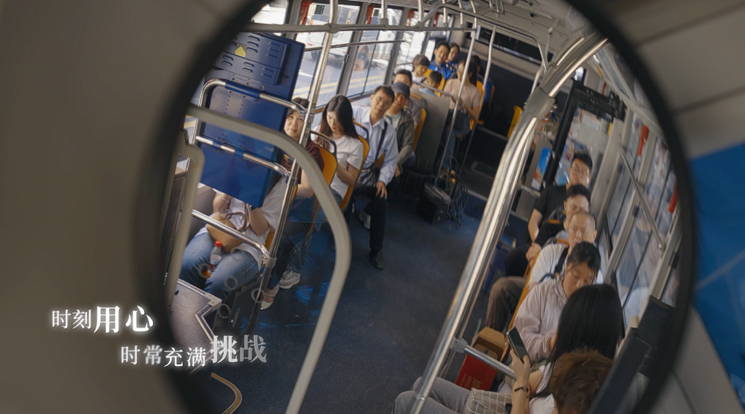 图片包含 室内, 男人, 桌子, 充满描述已自动生成
