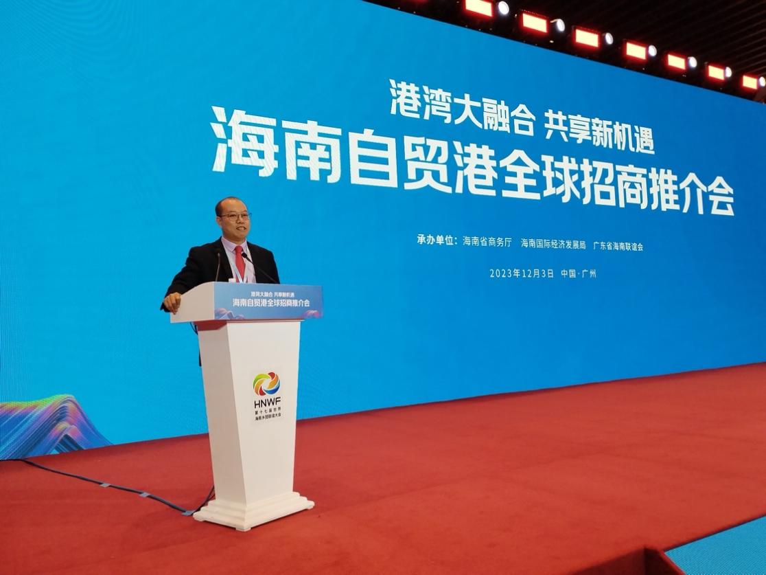 桌子上放着蓝色的标志

低可信度描述已自动生成