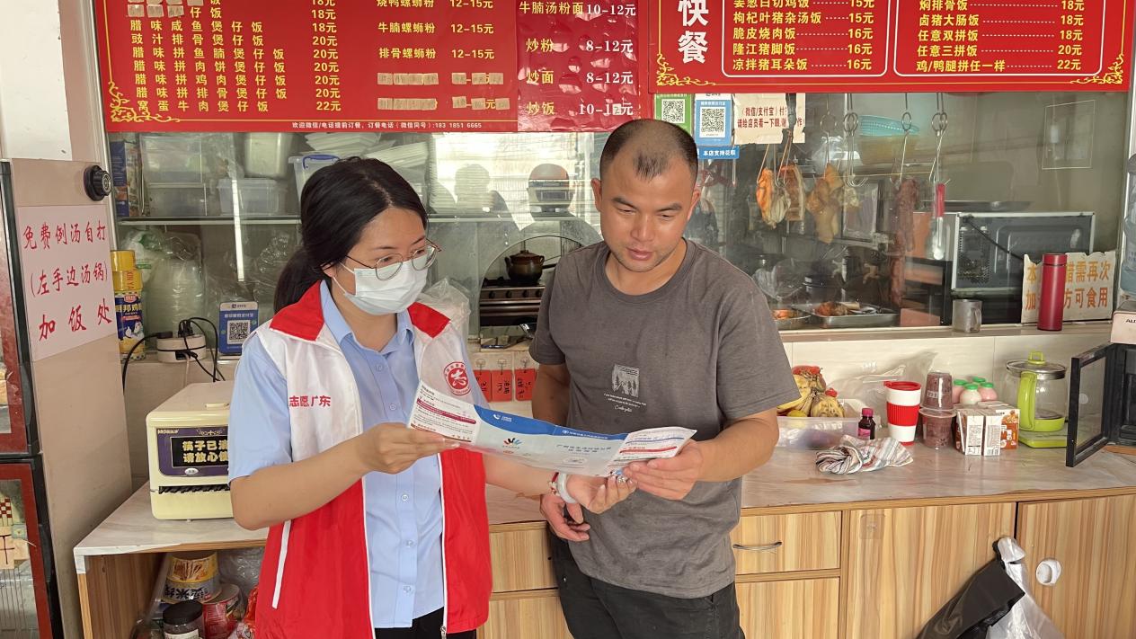 “垃圾桶前停一停，分类投放更文明”