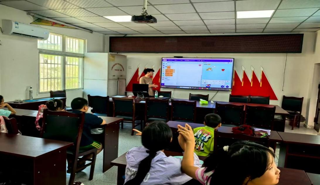 人们在看台上的人在房间里

AI 生成的内容可能不正确。