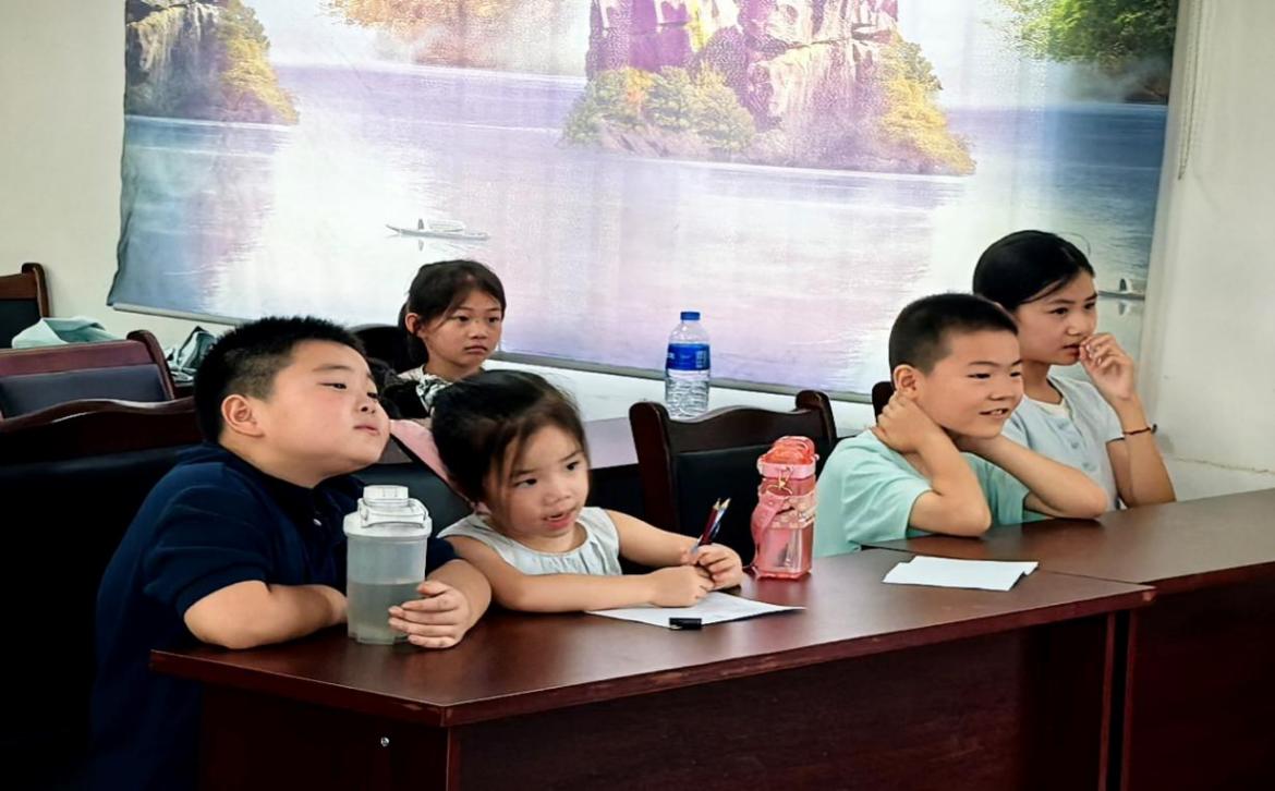 一群人坐在桌子前

AI 生成的内容可能不正确。