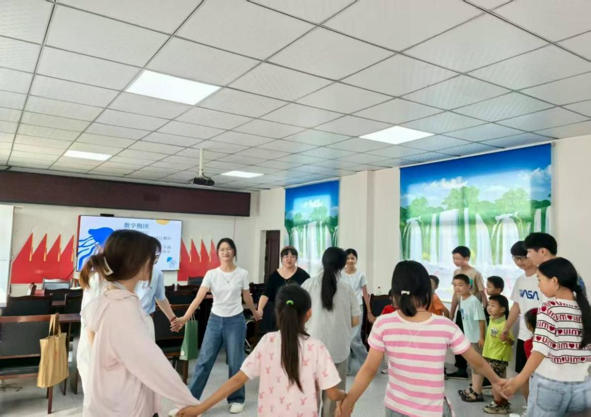 一群人站在室内

AI 生成的内容可能不正确。