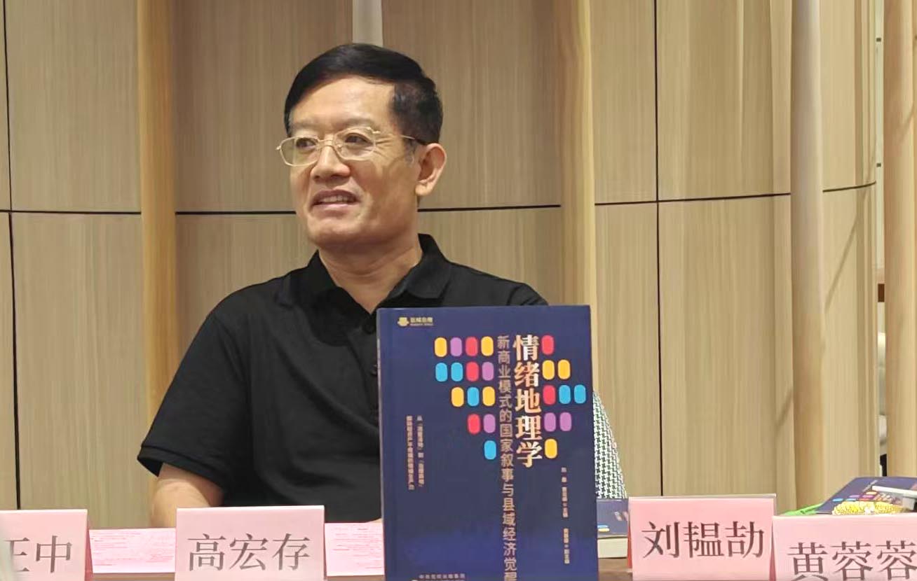 C:\Users\Administrator\Desktop\新照片\情绪地理学钟书阁\贾微信图片_20250915161241_30_14 (6).jpg