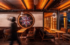 房间里有桌子和椅子AI 生成的内容可能不正确。