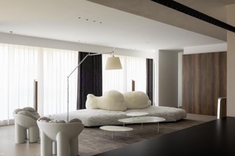 图片包含 天花板, 室内, 桌子, 房间AI 生成的内容可能不正确。