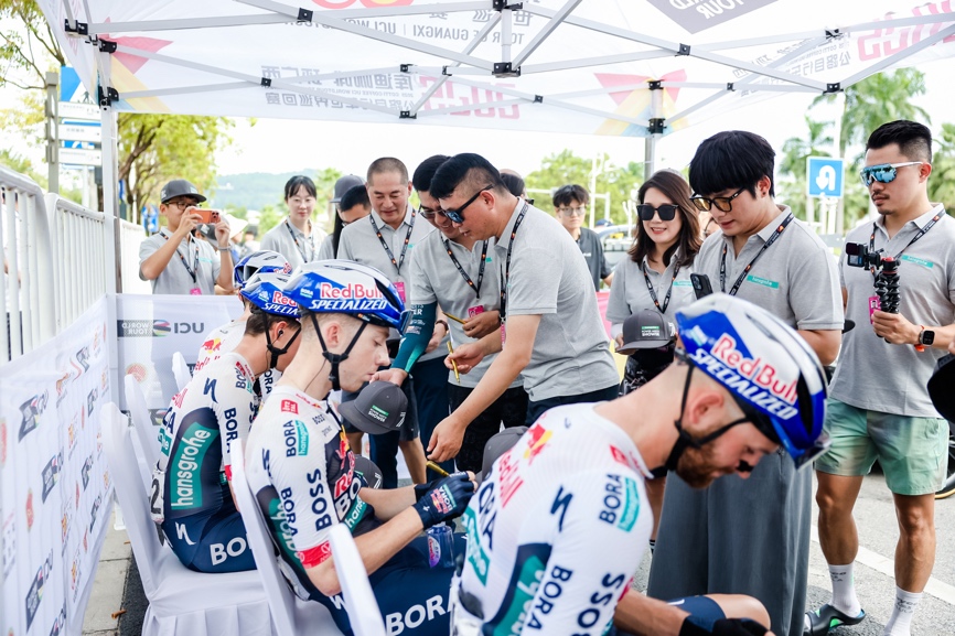 一群人在拍照中度可信度描述已自动生成