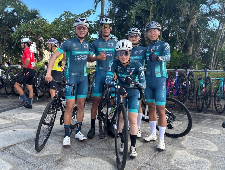 一群人骑着自行车描述已自动生成