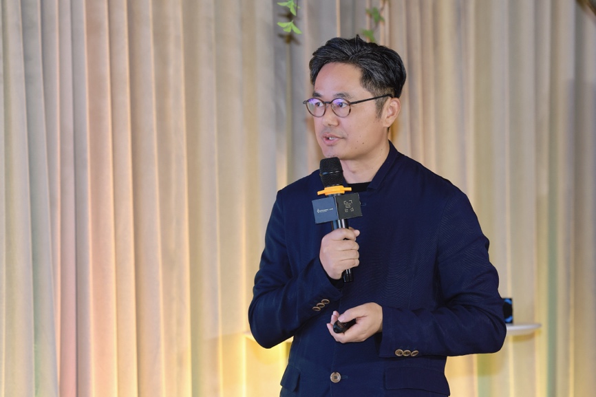 穿着西装笔挺的男子手里拿着手机的人低可信度描述已自动生成