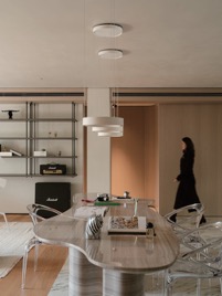 房间里的桌子前低可信度描述已自动生成