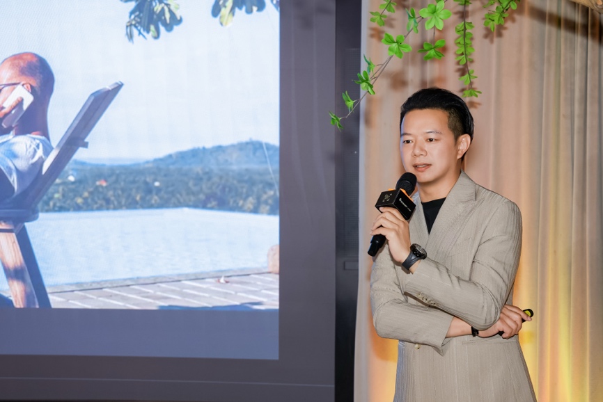 图片包含 人, 窗户, 手机, 站描述已自动生成