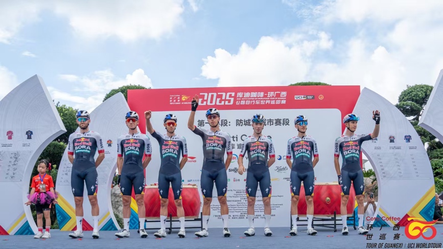 一群人站在一起合影中度可信度描述已自动生成