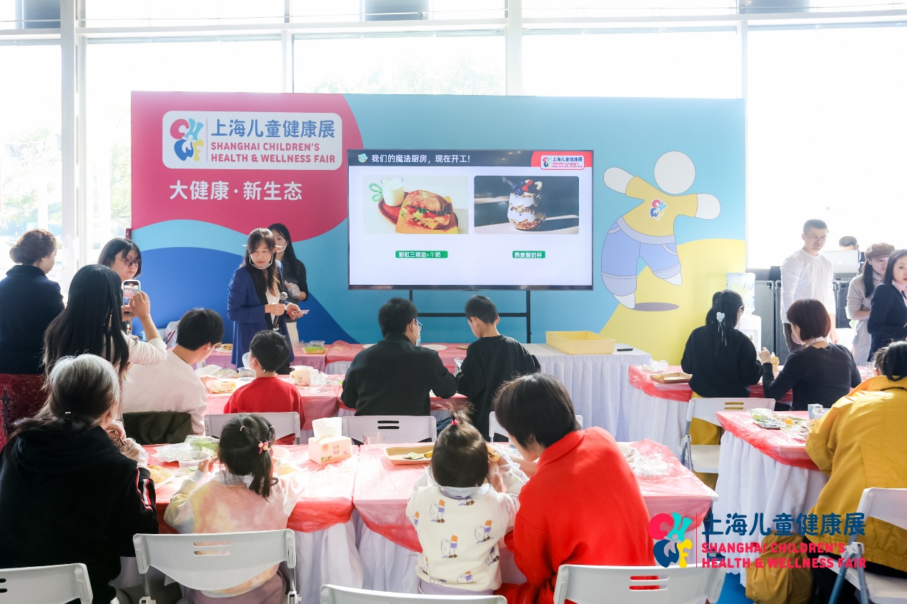 一群人在餐厅里 AI 生成的内容可能不正确。