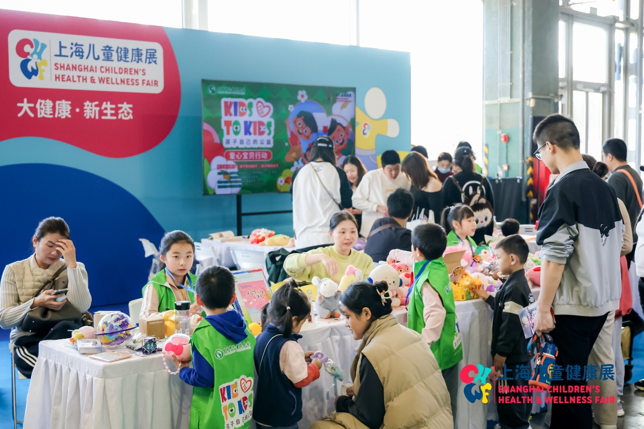 一群人在台上演讲 AI 生成的内容可能不正确。