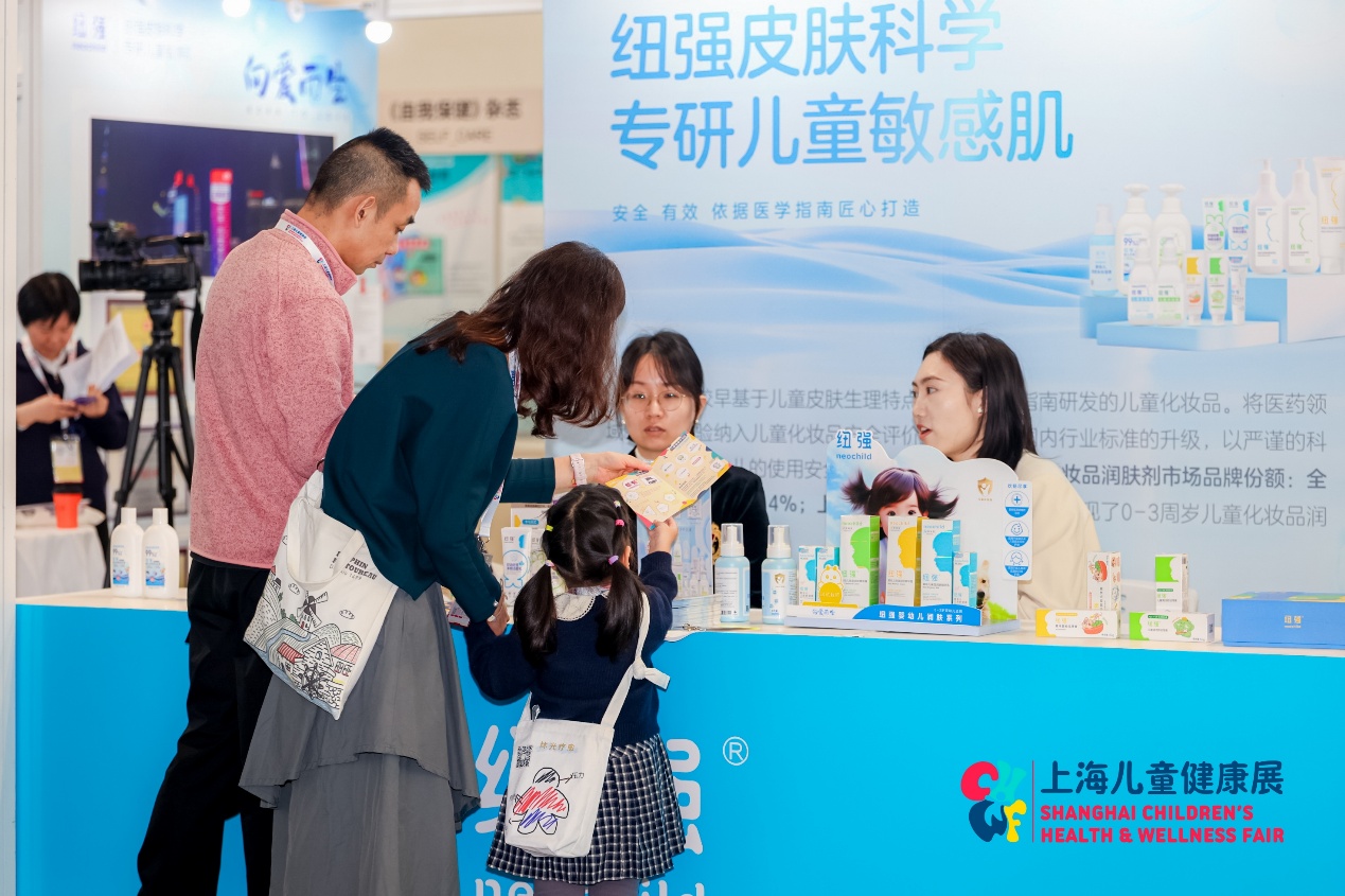 一群人正在聊天 AI 生成的内容可能不正确。