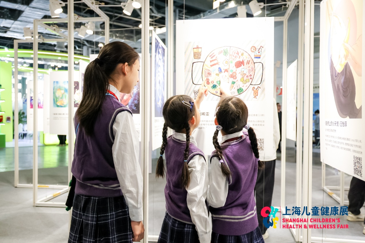 图片包含 人, 建筑, 站, 女人 AI 生成的内容可能不正确。