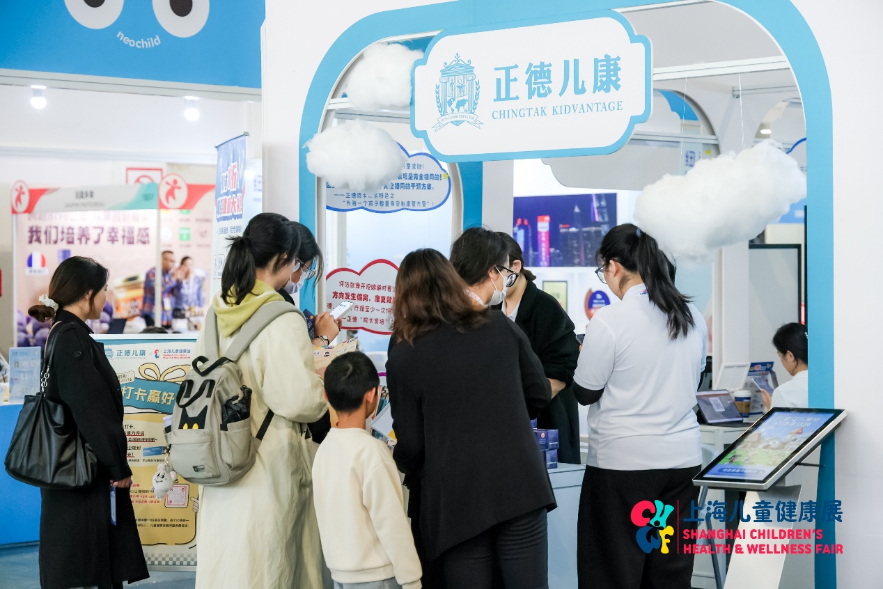 一群人正在聊天 AI 生成的内容可能不正确。