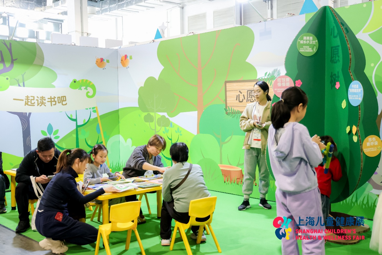 图片包含 人, 室内, 小孩, 卧室 AI 生成的内容可能不正确。