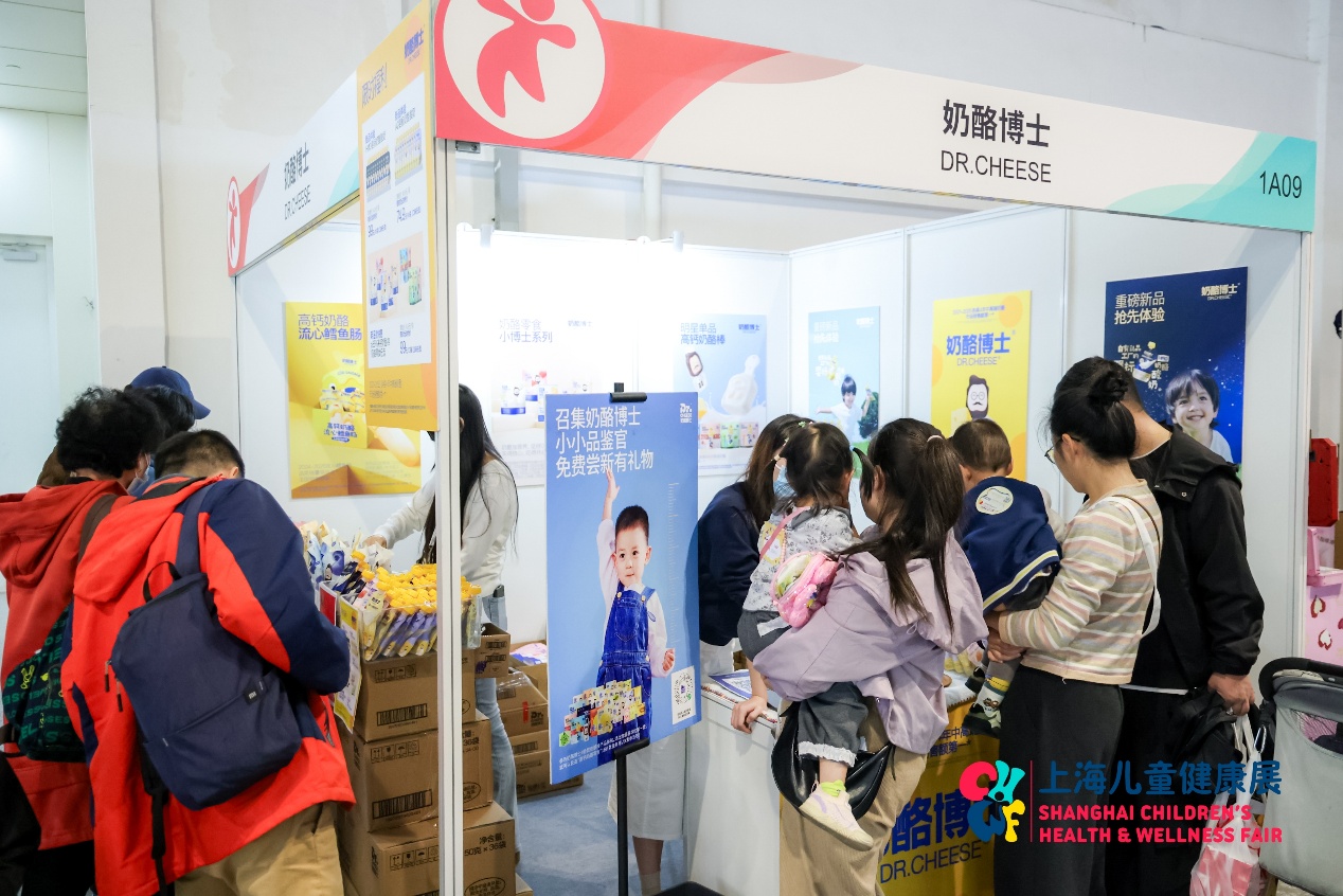 一群人站在商店前 AI 生成的内容可能不正确。