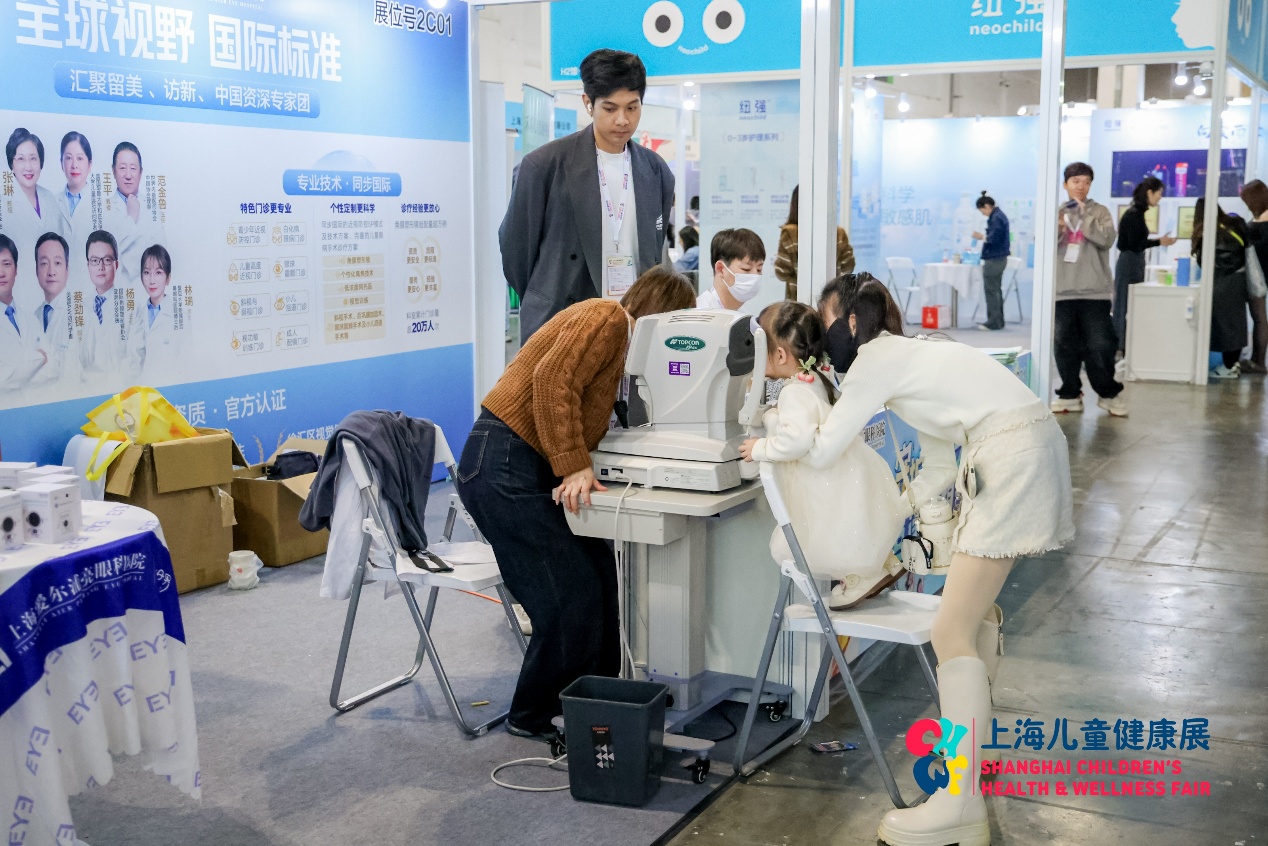 图片包含 室内, 行李, 飞机场, 女人 AI 生成的内容可能不正确。