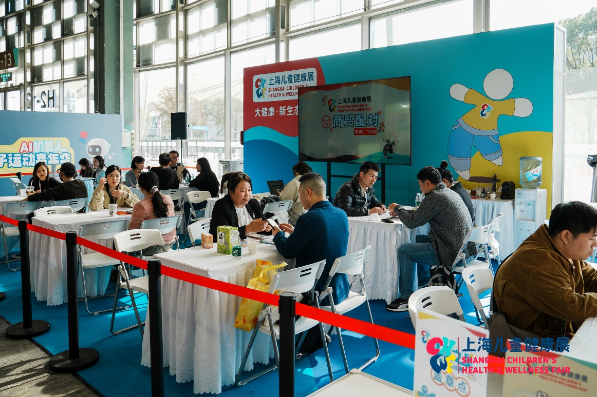 图片包含 建筑, 人, 室内, 桌子 AI 生成的内容可能不正确。