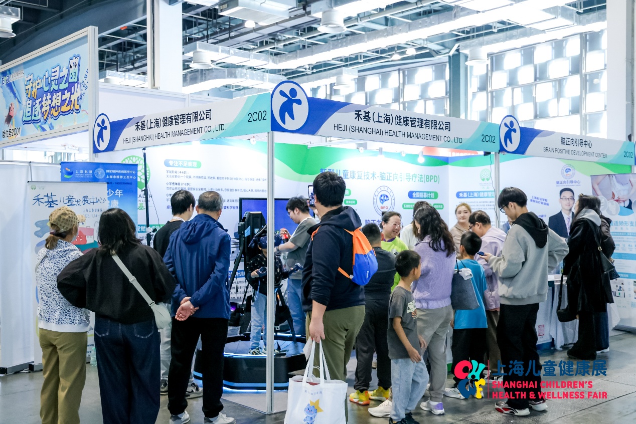 一群人站在室内 AI 生成的内容可能不正确。