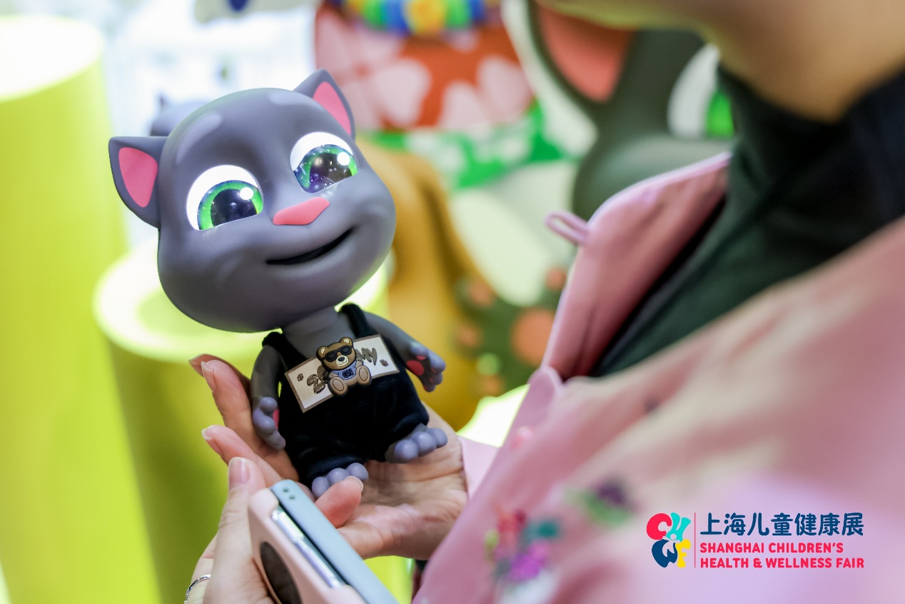 人手里拿着玩具 AI 生成的内容可能不正确。