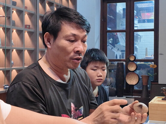 男人坐在桌子前

AI 生成的内容可能不正确。